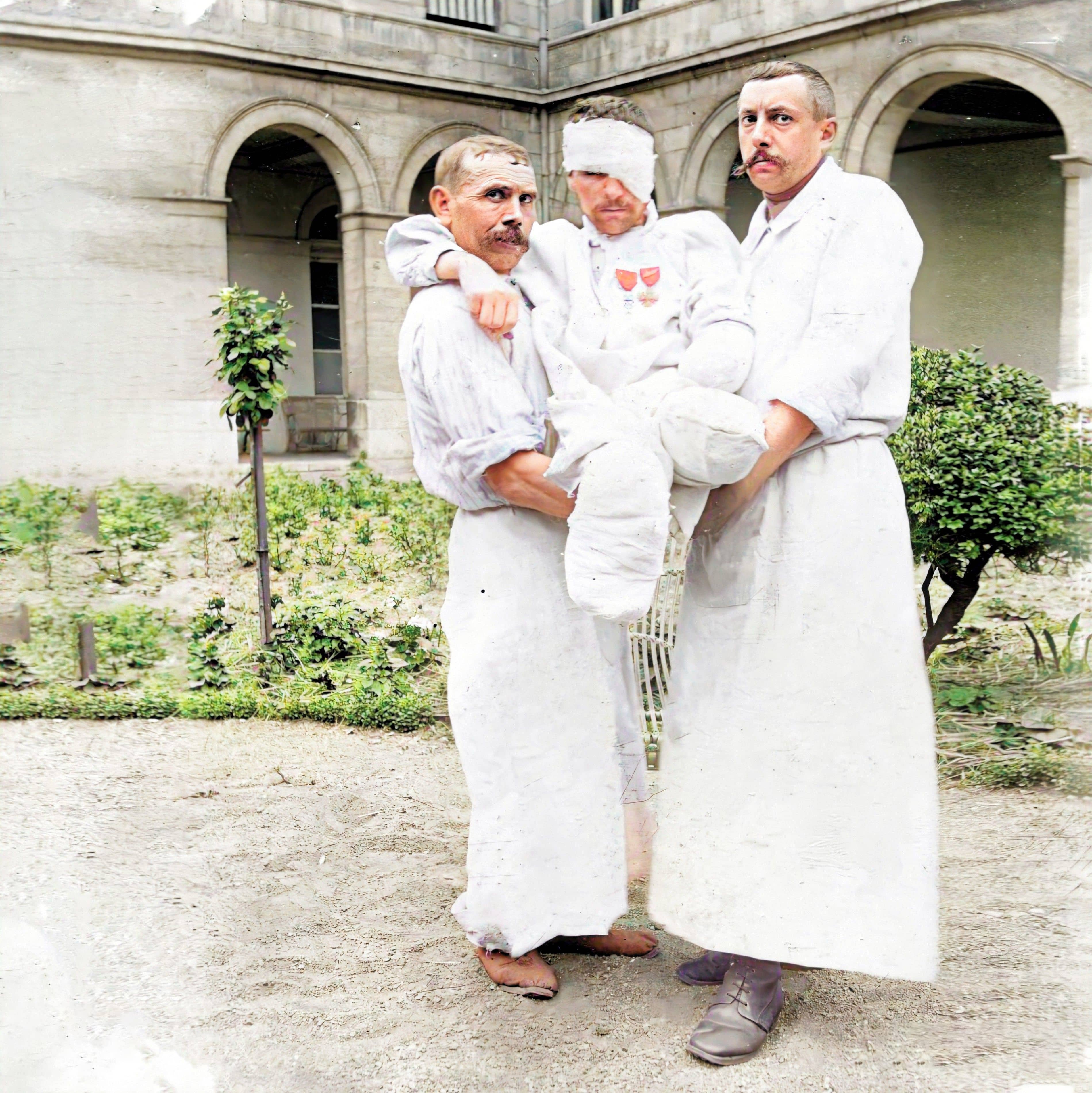 Photo datant de 1917 où figure François Auguste Delengaigne posant dans la cour d’honneur de l’Hôtel-Dieu avec ses deux décorations.
