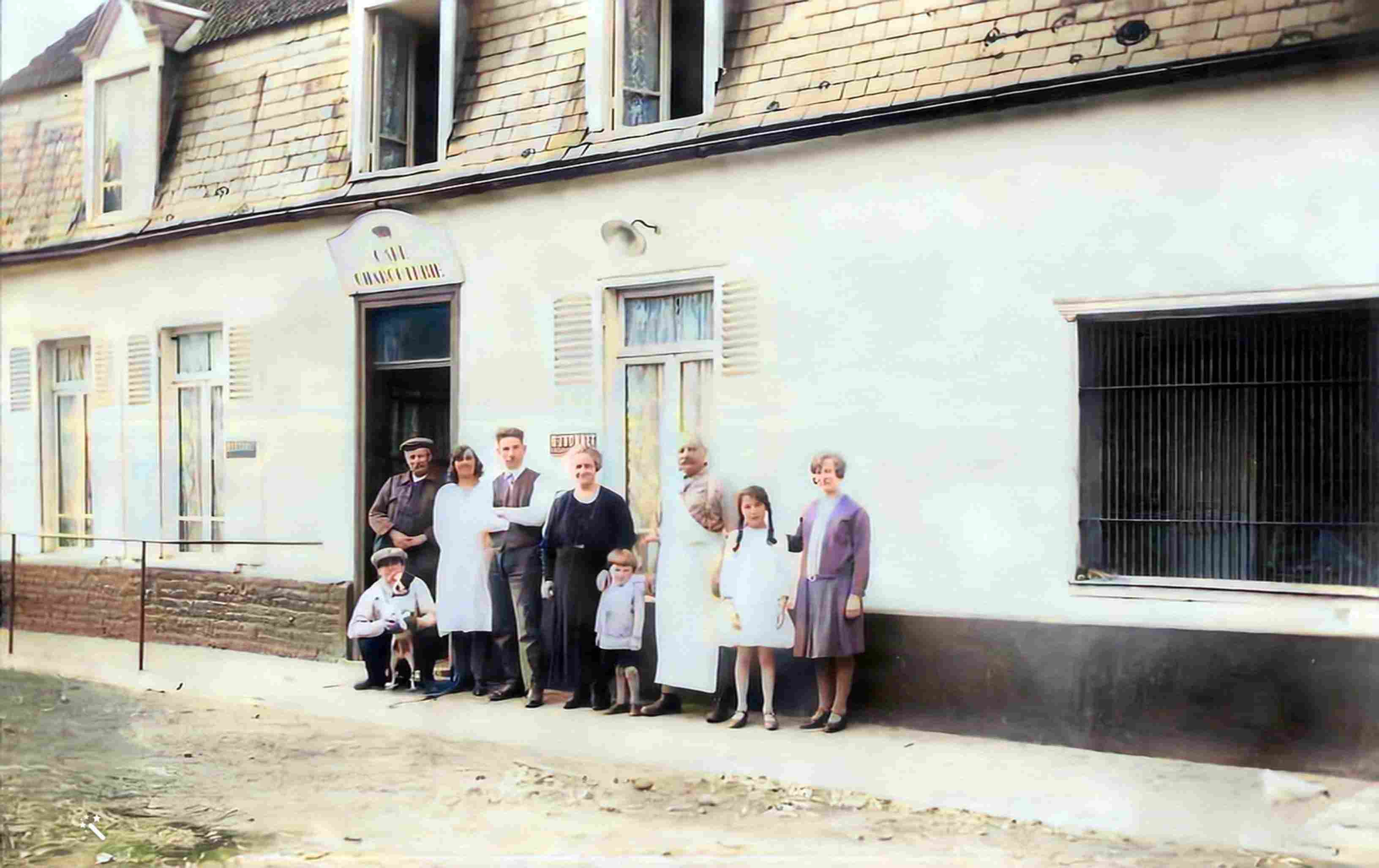 La famille Havart devant la boucherie pendant la guerre 39-45